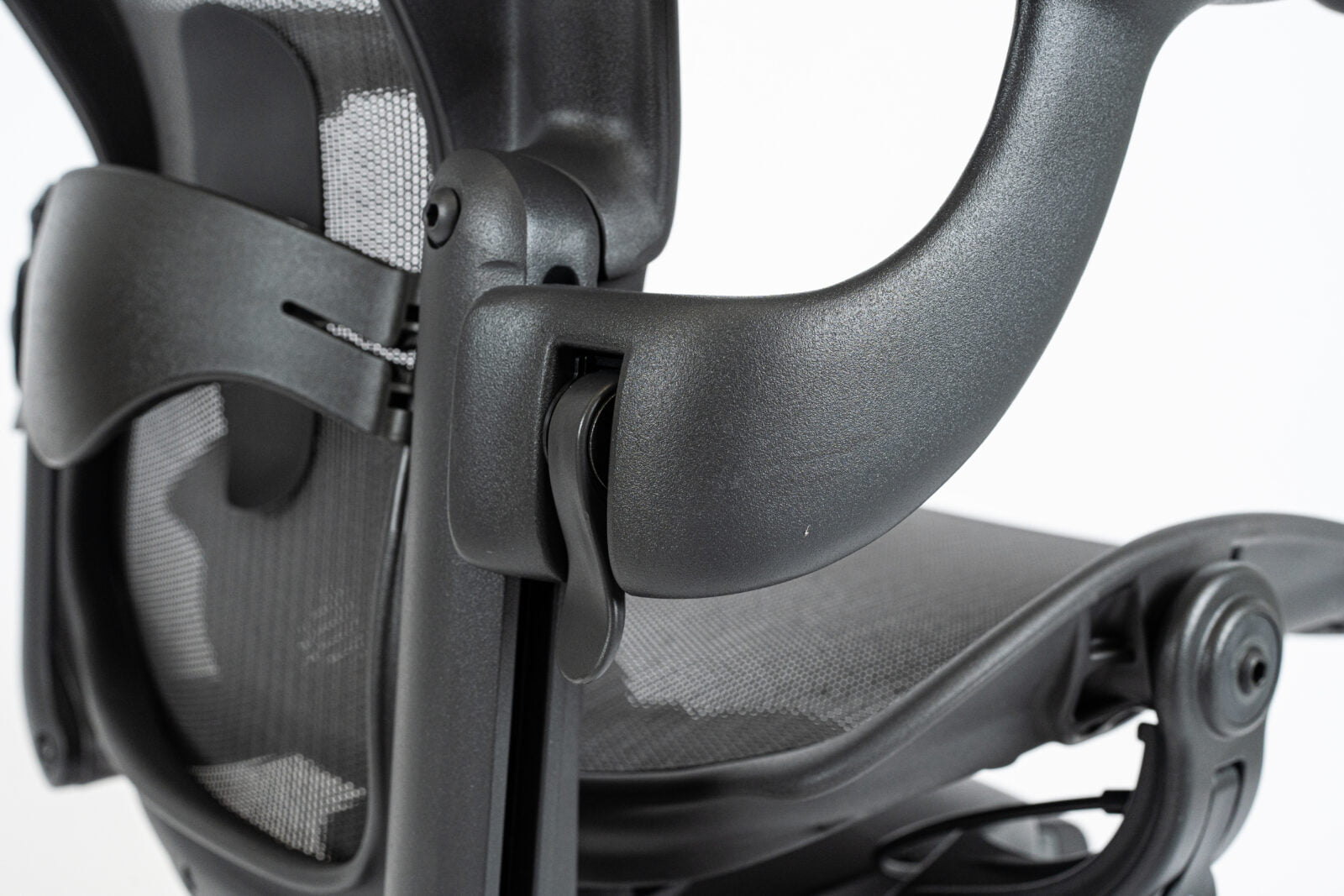 Herman Miller | Model: Aeron Remaster | Color: Graphite | Office Chairs hand rest adjustable