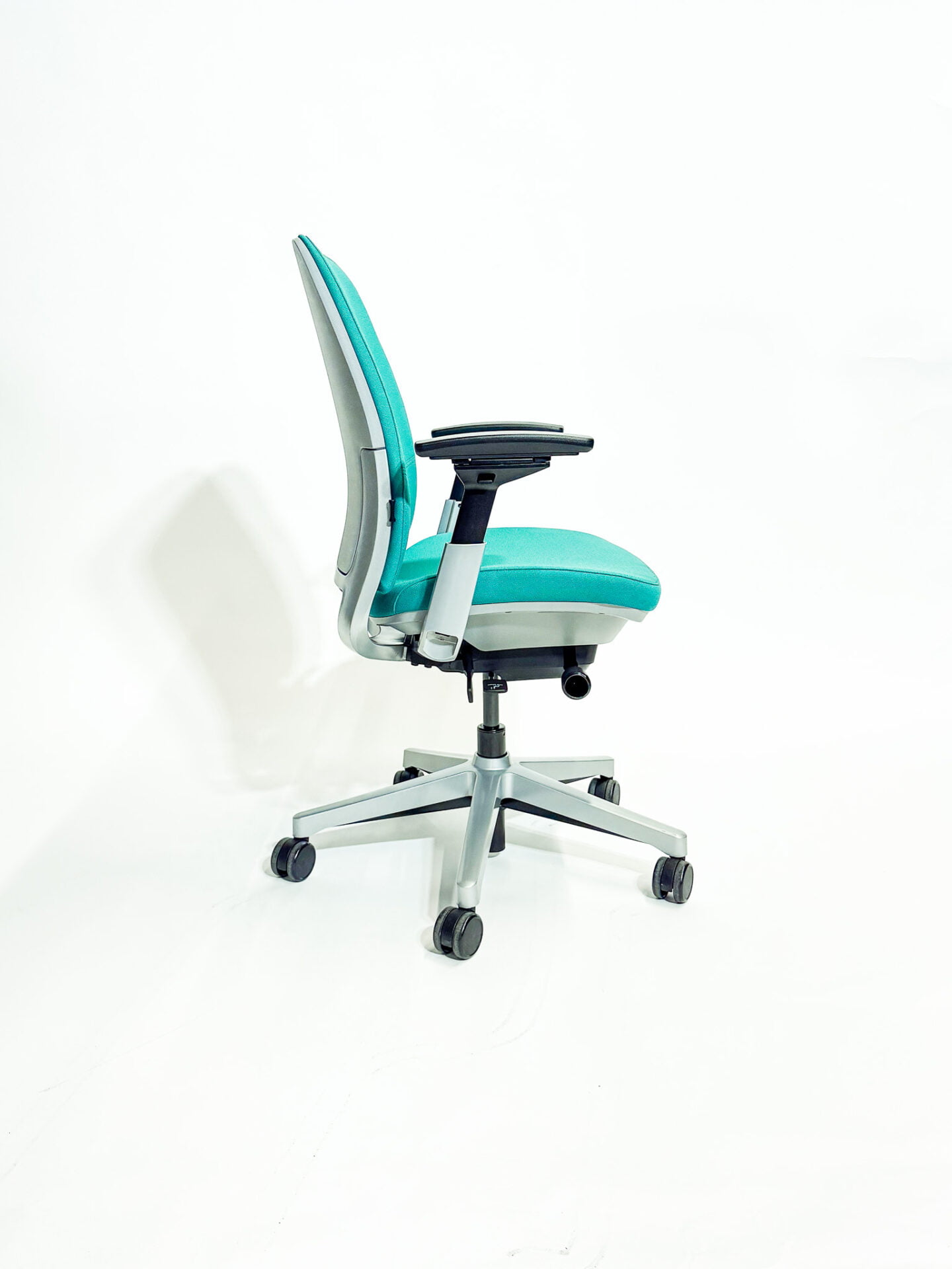 Modern office with ergonomic furniture for comfort and efficiency