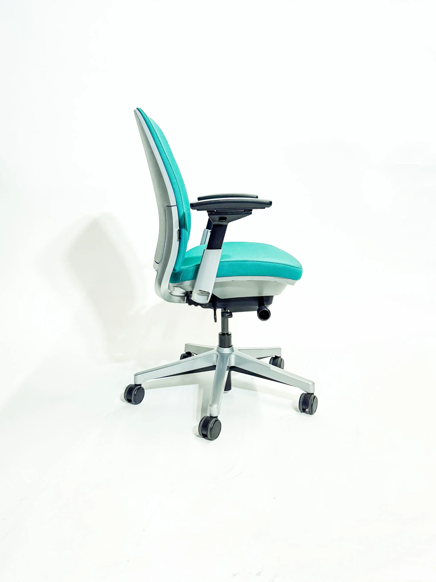 Modern office with ergonomic furniture for comfort and efficiency